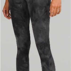 Lululemon Wunder High-Rise Tight 25"
Diamond Dye Pitch Grey. Regular fit.